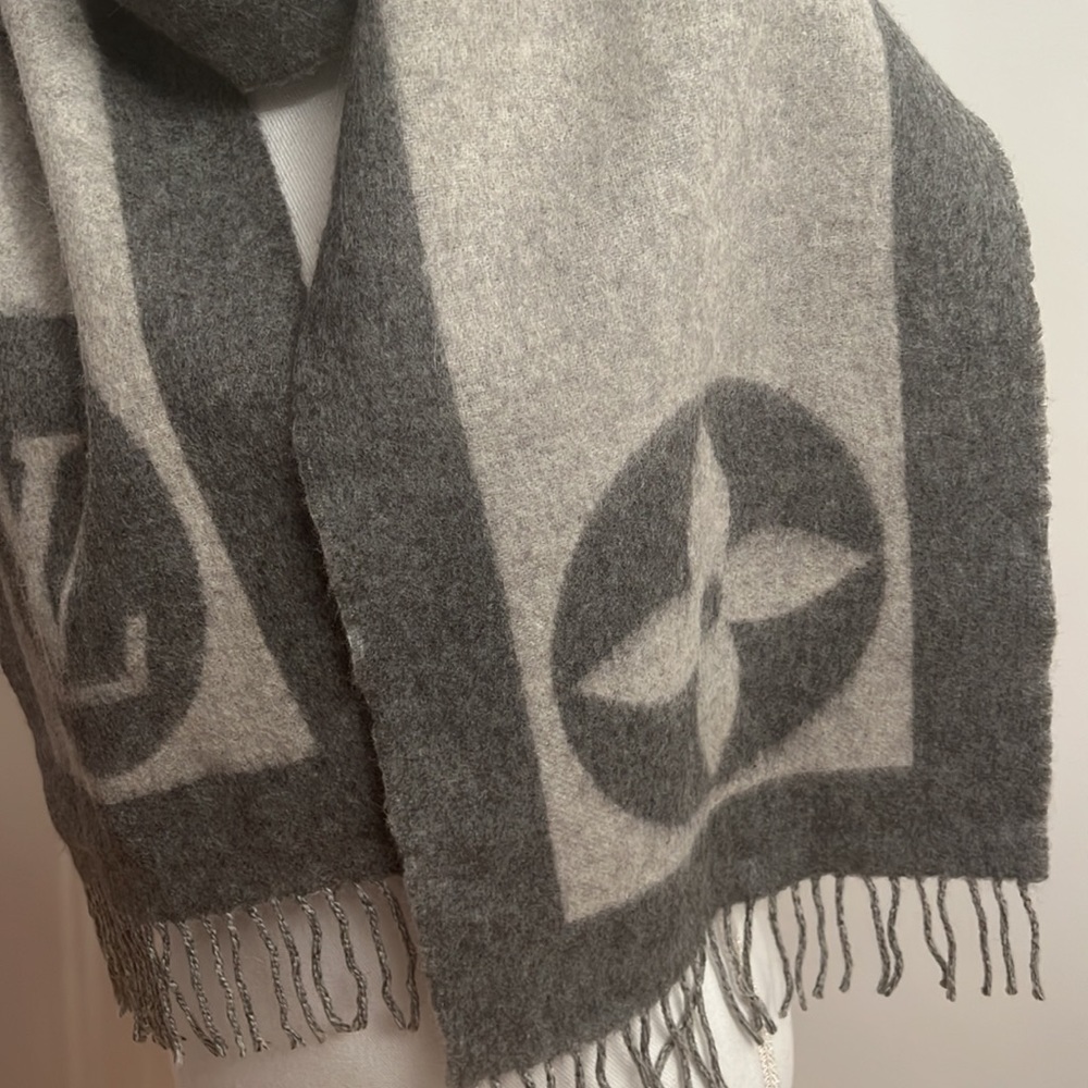 Louis Vuitton Scarf Luxurious Soft 70”L x 11” W 75% Lambswool, 25% Angora 40148S - Picture 3 of 7
